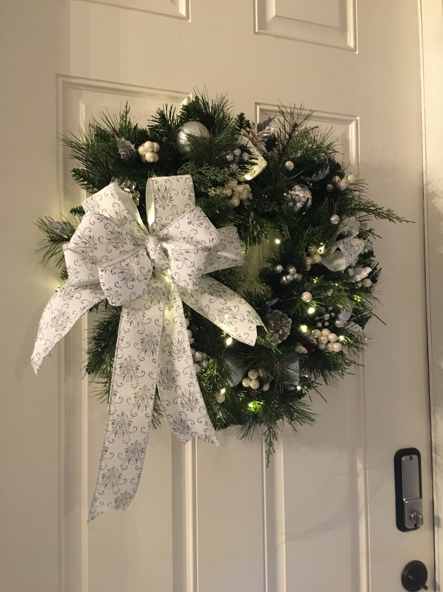 White Christmas Wreath with cordless light and timer #23WRWHITE scroll