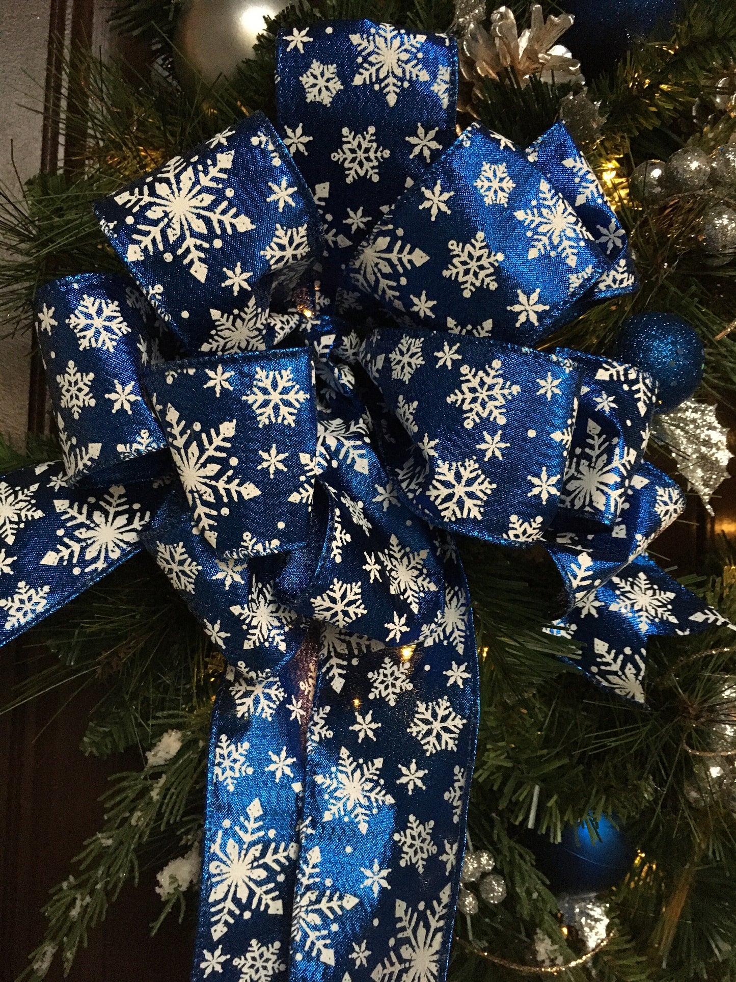 Blue  Snow flakes Christmas wreath pre lit  with timer option