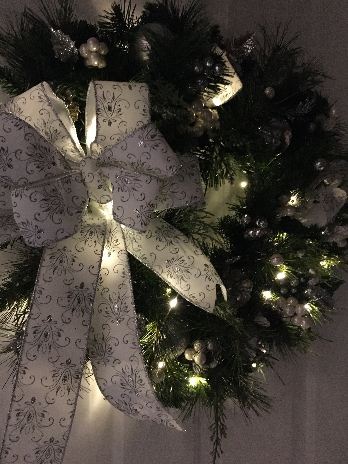 White Christmas Wreath with cordless light and timer #23WRWHITE scroll