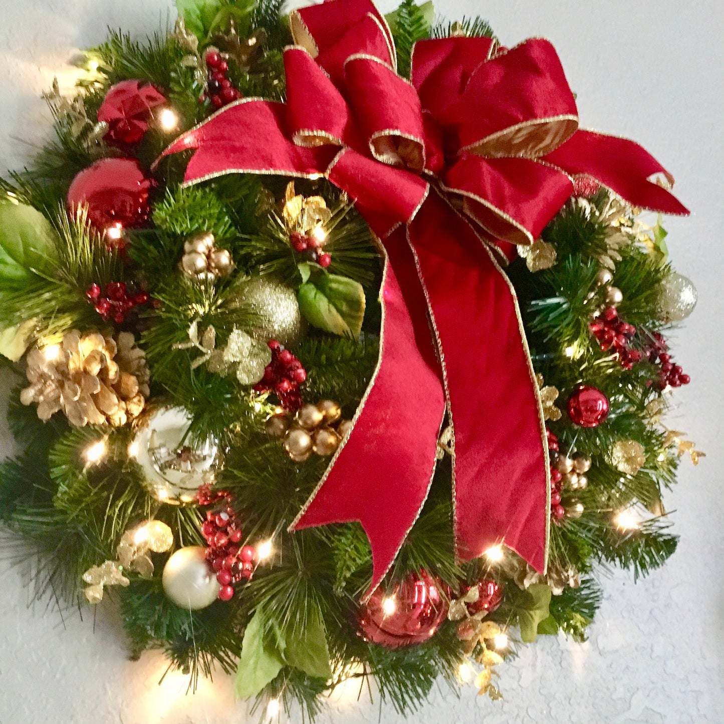 Red Velvet Christmas Wreath, Cordless LED Lights, 24 Inch