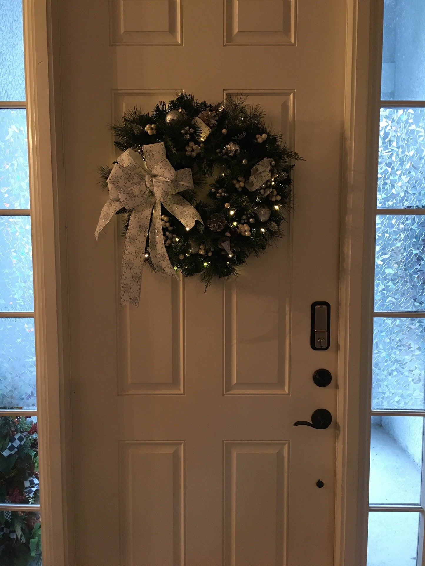 White Christmas Wreath with cordless light and timer #23WRWHITE scroll