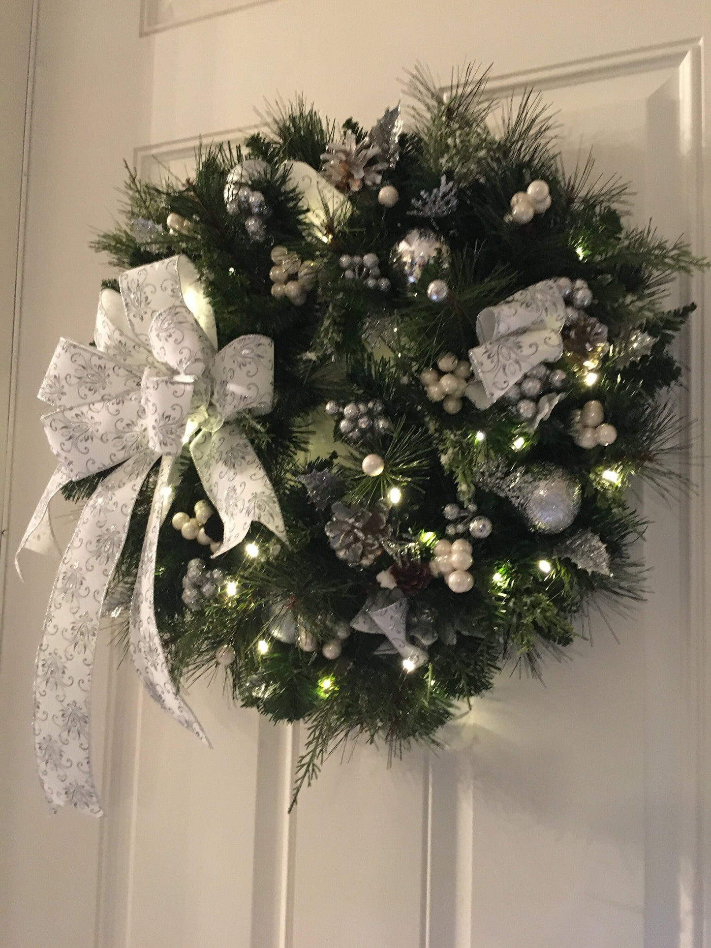 White Christmas Wreath with cordless light and timer #23WRWHITE scroll