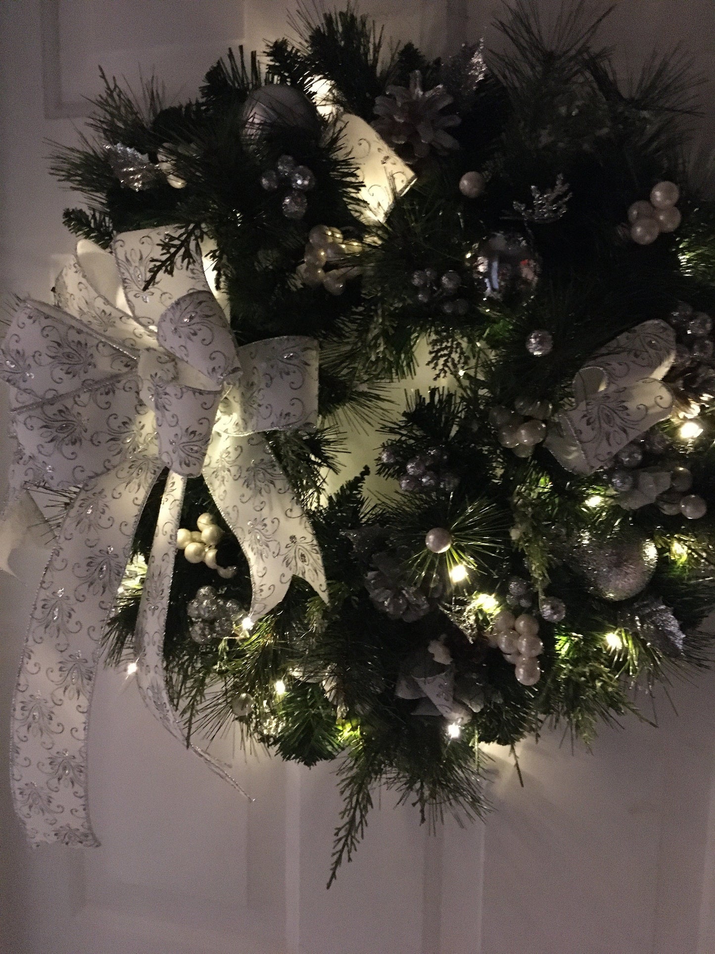 White Christmas Wreath with cordless light and timer #23WRWHITE scroll