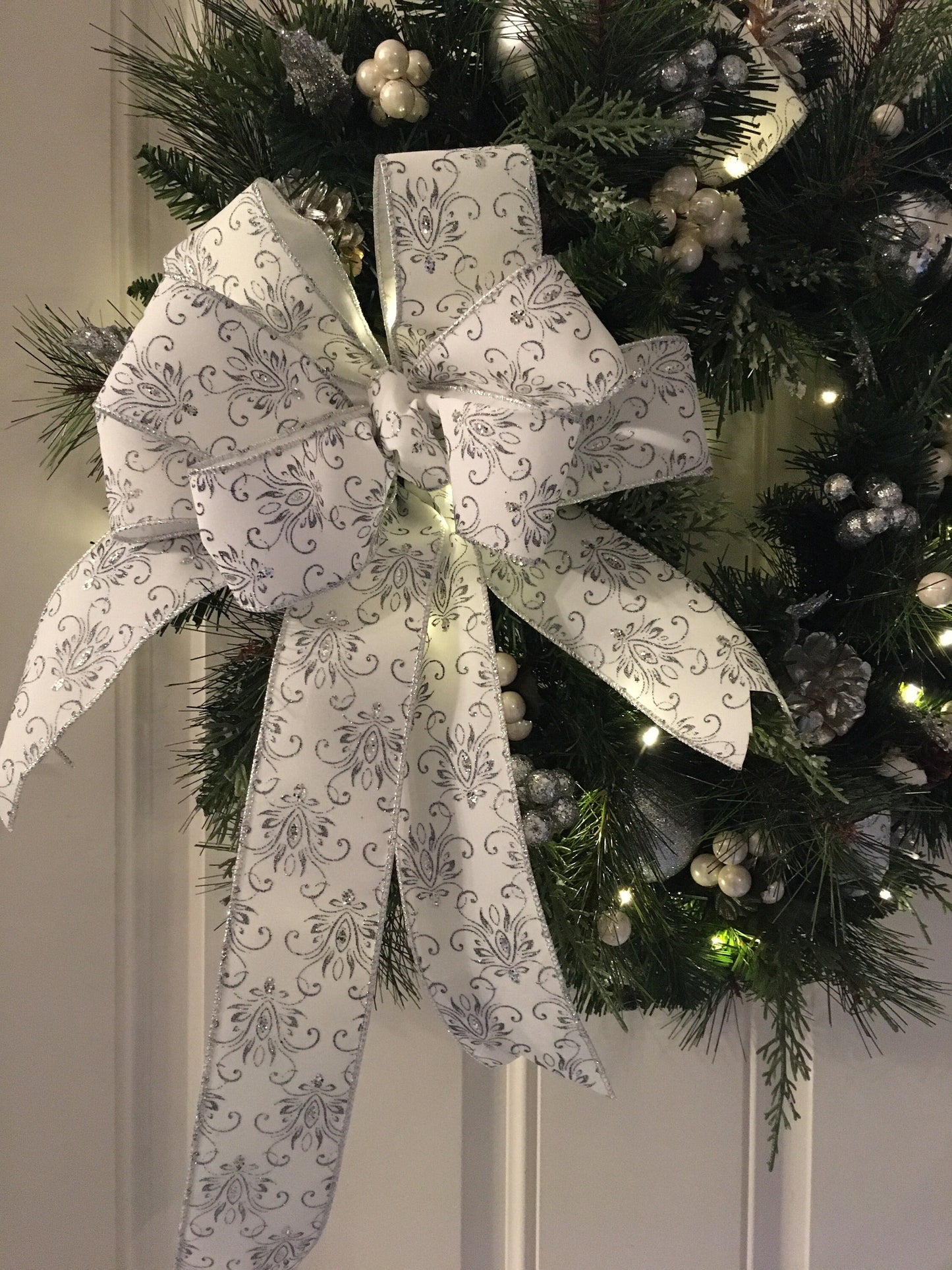 White Christmas Wreath with cordless light and timer #23WRWHITE scroll